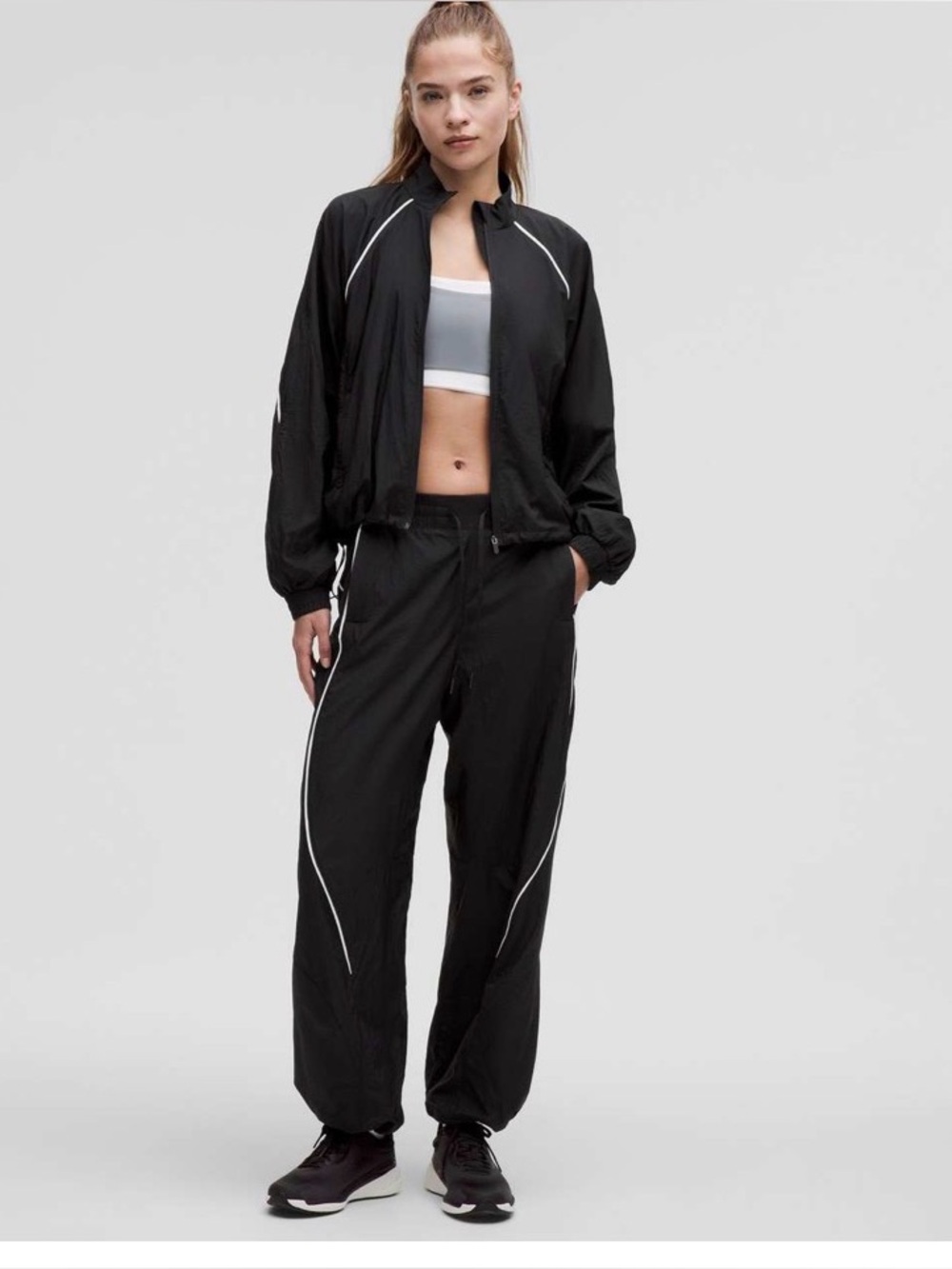 Lututemon License to tram via-kise
Lightweight Jogger & jacket set 
Black